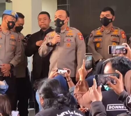 Polri Jelaskan Sosok Kakak Asuh Bekingan Ferdy Sambo Kadiv Humas Polri Irjen Dedi Prasetyo / Tangkapan Layar Humas Polri