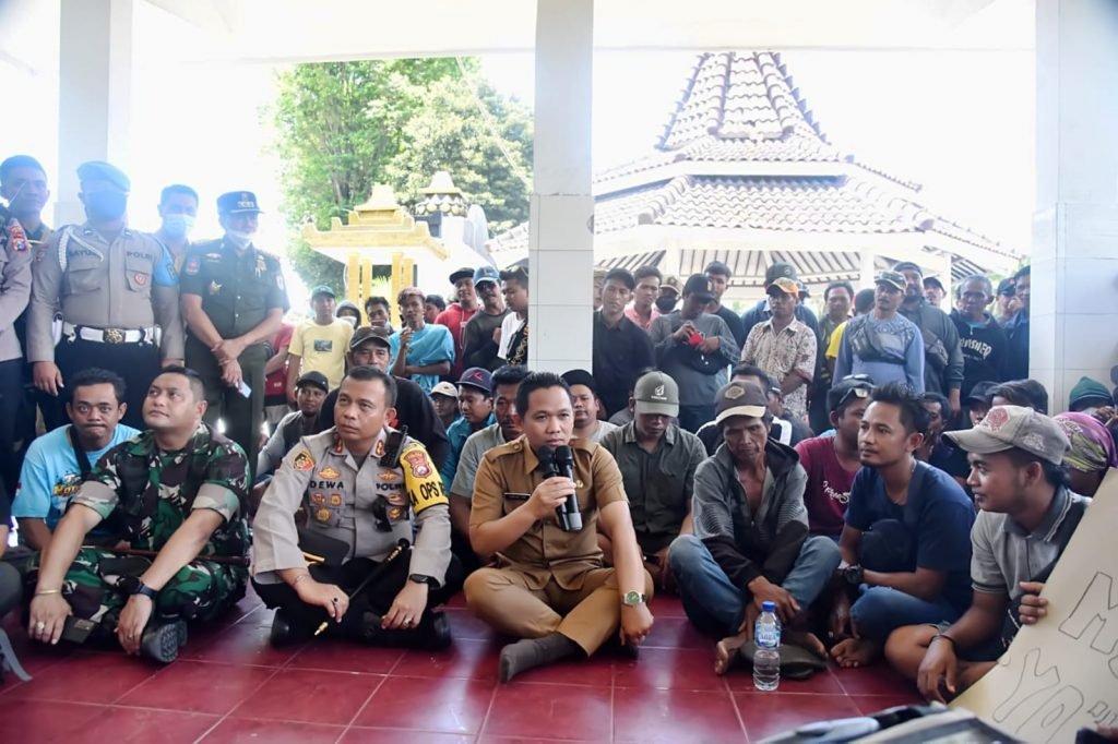 Forkopimda dan Pengusaha Tambang Capai Kesepakatan Soal Jalan Tambang Pasir di Lumajang Pemkab Lumajang berdiskusi dengan Perwakilan Pendemo dari Paguyuban Sopir Truk Angkutan Material Candipuro (PSTAMC), di Halaman Kantor Bupati Lumajang, Senin (26/9/2022) / dok. Kominfo-lmj/Ad