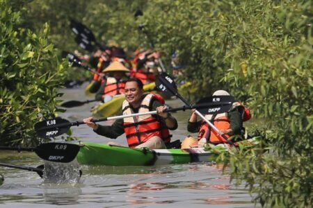 Tawarkan Sejumlah Wahana, Berkuda dan Naik Kano, Segini Tarif Romokalisari Adventure Land Wali Kota Surabaya Eri Cahyadi mencoba wahana wisata Romokalisari Adventure Land / dok. Pemkot Surabaya