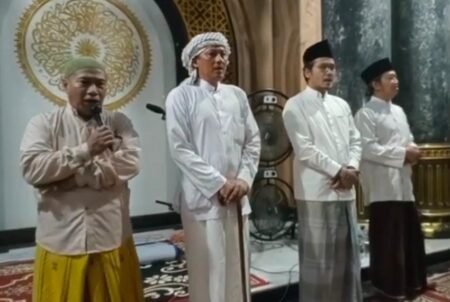 Potret Malam Cocogen di Masjid Syaikhona Kholil Martajasah, Sebuah Tradisi R Abdul Latif Amin Imron menghadiri Acara malam "Cocogen" di Masjid Syaikhona Kholil Martajasah, Senin (26/09) malam / Istimewa