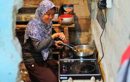 PLN Batalkan Program Kompor Elpiji ke Kompor Listrik Seorang ibu rumah tangga memasak menggunakan kompor listrik / dok. PLN