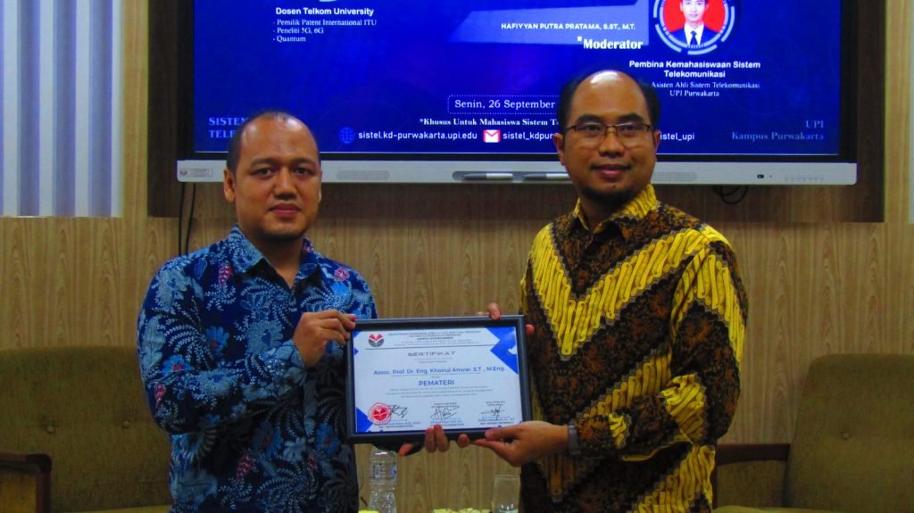 Gelar Kuliah Umum, Prodi Sistem Telekomunikasi UPI Purwakarta Hadirkan Pakar 4G & 5G Pemberian cinderamata kepada pemateri dalam kuliah umum yang diselenggarakan oleh Prodi Sistem Telekomunikasi UPI Kampus Purwakarta / Istimewa