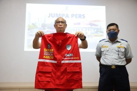 Waspada Parkir Liar, Pemkot Surabaya Dorong Warga Gunakan Parkir Resmi Dinas Perhubungan (Dishub) menunjukkan baju jukir resmi di Surabaya / dok. Pemkot Surabaya