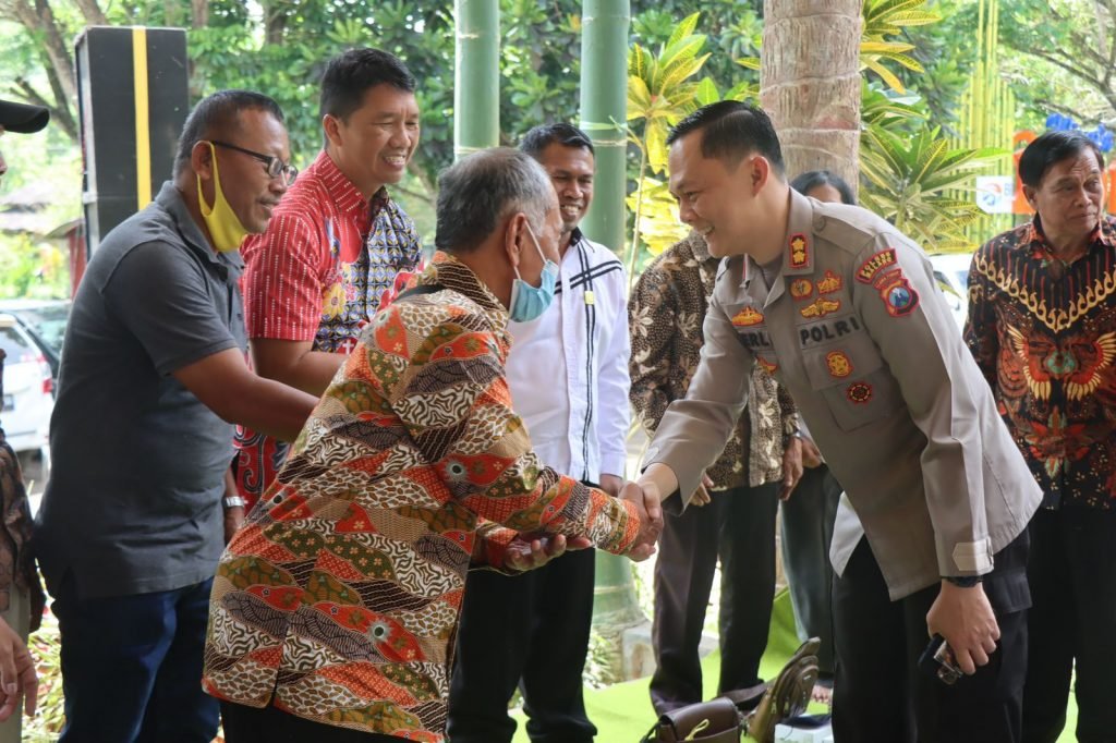 Guna Menyerap Aspirasi, Kapolres Malang Rutin Gelar ‘KANDANI’ Bersama Masyarakat Kapolres Malang serap aspirasi masyarakat melalui program KANDANI / Humas Polres Malang