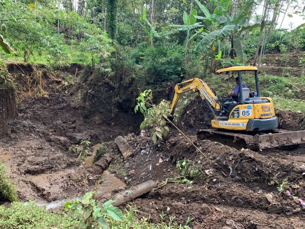 Dapat Bantuan dari Pemkab Malang, MTsN 4 Malang Optimis Atasi Banjir Pembangunan resapan air atau normalisasi di pekarangan MTsN 4 Malang