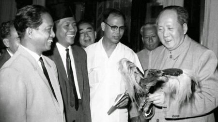 Tokoh yang Diduga Terlibat dan Mendalangi Peristiwa G30S PKI DN Aidit (kiri) memberikan burung cenderawasih yang sudah diawetkan pada pemimpin China, Mao Zedong / historia