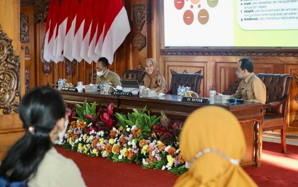 Wali Kota Mojokerto Sebut Akhlak Jadi Core Value ASN dalam Birokrasi Wali Kota Mojokerto Ika Puspitasari melakukan pembinaan Calon Pegawai Negeri Sipil (CPNS) dan Pegawai Pemerintah dengan Perjanjian Kerja (PPPK) guru Formasi tahun 2021 / Law