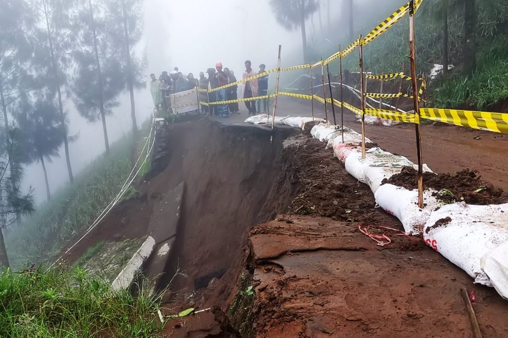 Talud Jalan di Desa Argosari Lumajang Ambrol, Masyarakat Diimbau Berhati-hati Longsor jalur desa Argosari Senduro Lumajang / Kominfo-lmj/Fd