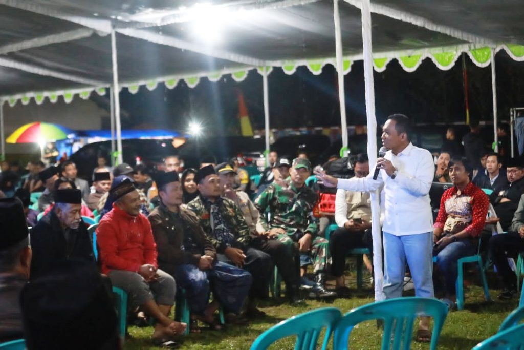 Sembilan Komoditas yang Bisa Dapat Pupuk Subsidi di Lumajang Bupati Lumajang Thoriqul Haq dalam acara jagong bareng di lapangan Desa Pronojiwo/ Kominfo-lmj/Fd