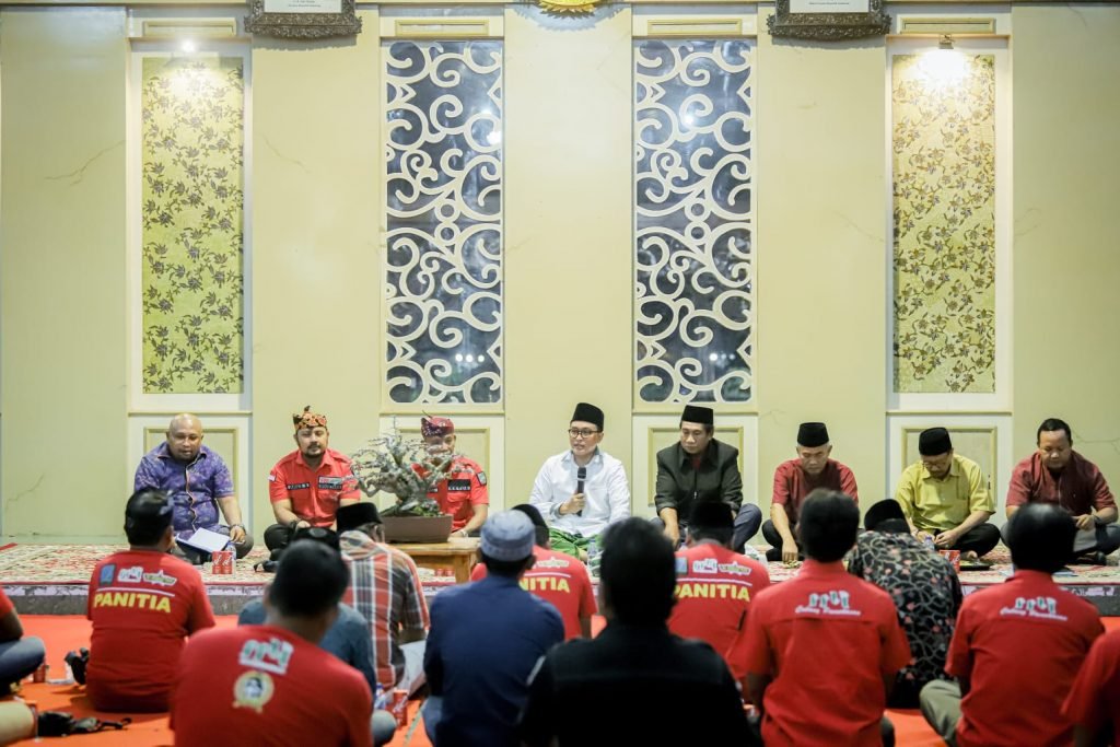 Pemkab Pamekasan Janjikan Fasilitas untuk Komunitas Bonsai Bupati Pamekasan, Baddrut Tamam saat bertemu para pecintai bonsai di Mandhapa Aghung Ronggosukowati / dok. Pemkab Pamekasan