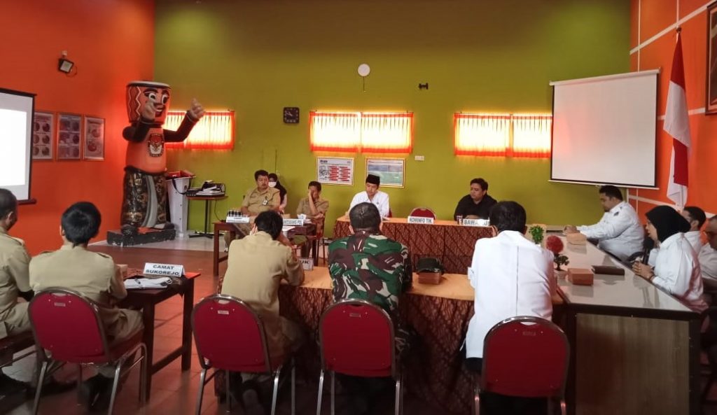 KPU Kota Blitar Tetapkan DPB Triwulan Ketiga Mencapai 155.255 Orang Komisi Pemilihan Umum (KPU) Kota Blitar menetapkan jumlah Data Pemilih Berkelanjutan (DPB) Pemilu 2024 triwulan ketiga tahun 2022 / kir