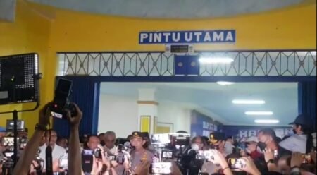 Kapolri Listyo Sigit Prabowo Berjanji Bakal Usut Tuntas Tragedi Kanjuruhan Kapolri Jenderal Listyo Sigit Prabowo saat memberikan keterangan usai meninjau lokasi tragegi Kanjuruhan Malang