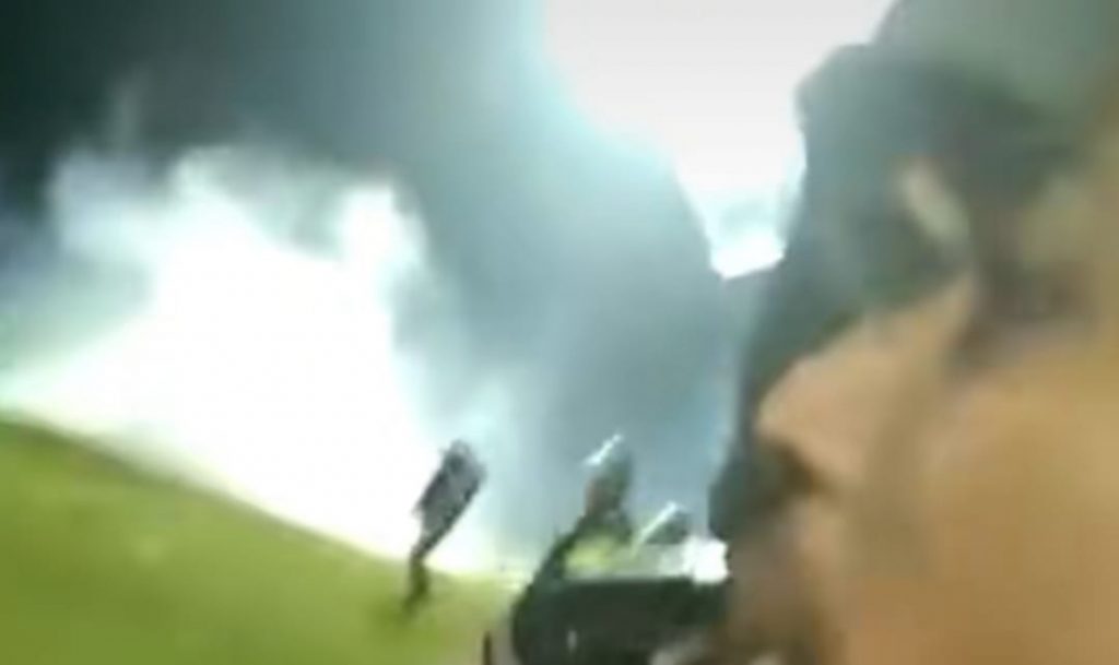Fakta Baru, Viral Suporter Memohon Polisi Tak Tembak Gas Air Mata Tangkapan layar video suporter Arema meminta aparat untuk tidak menggunakan gas air mata karena banyak anak kecil
