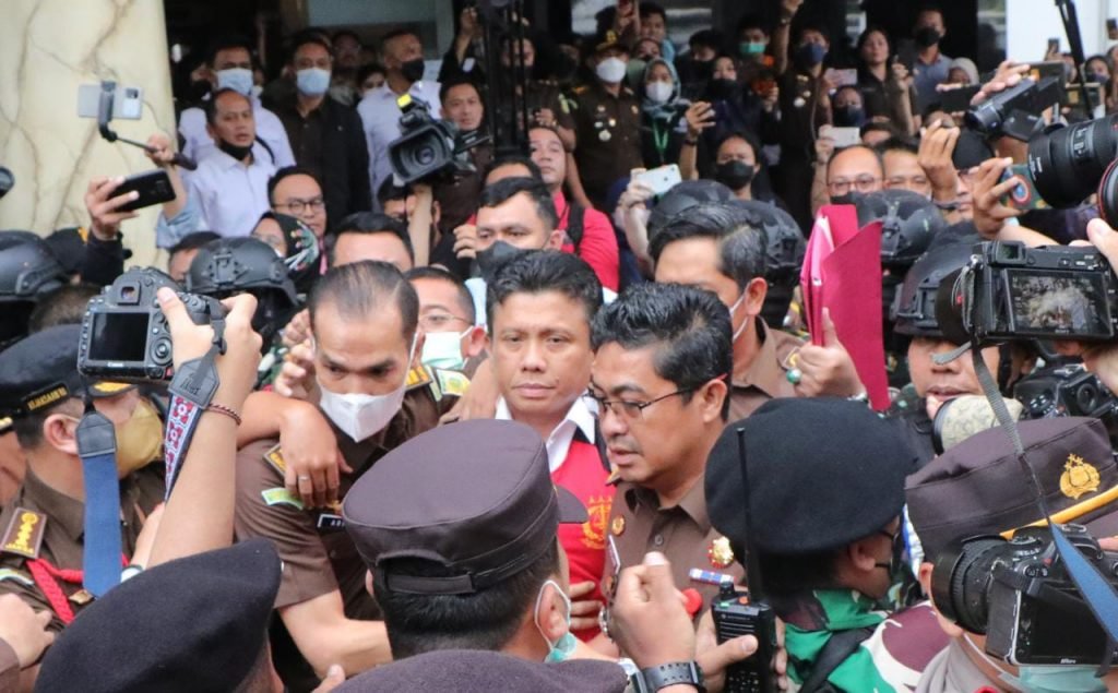 Ferdy Sambo, untuk Pertama Kalinya Minta Maaf ke Orang Tua Brigadir J Ferdy sambo saat keluar dari Kejaksaan Agung (Kejagung) usai pelimpahan berkas perkara tahap 2 / dok. Kejaksaan Agung