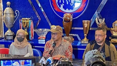 Temuan Komnas HAM, Suporter ke Lapangan Ingin Beri Semangat, Tak Niat Rusuh Komisioner Komnas HAM Choirul Anam di Kantor Arema FC / Ist