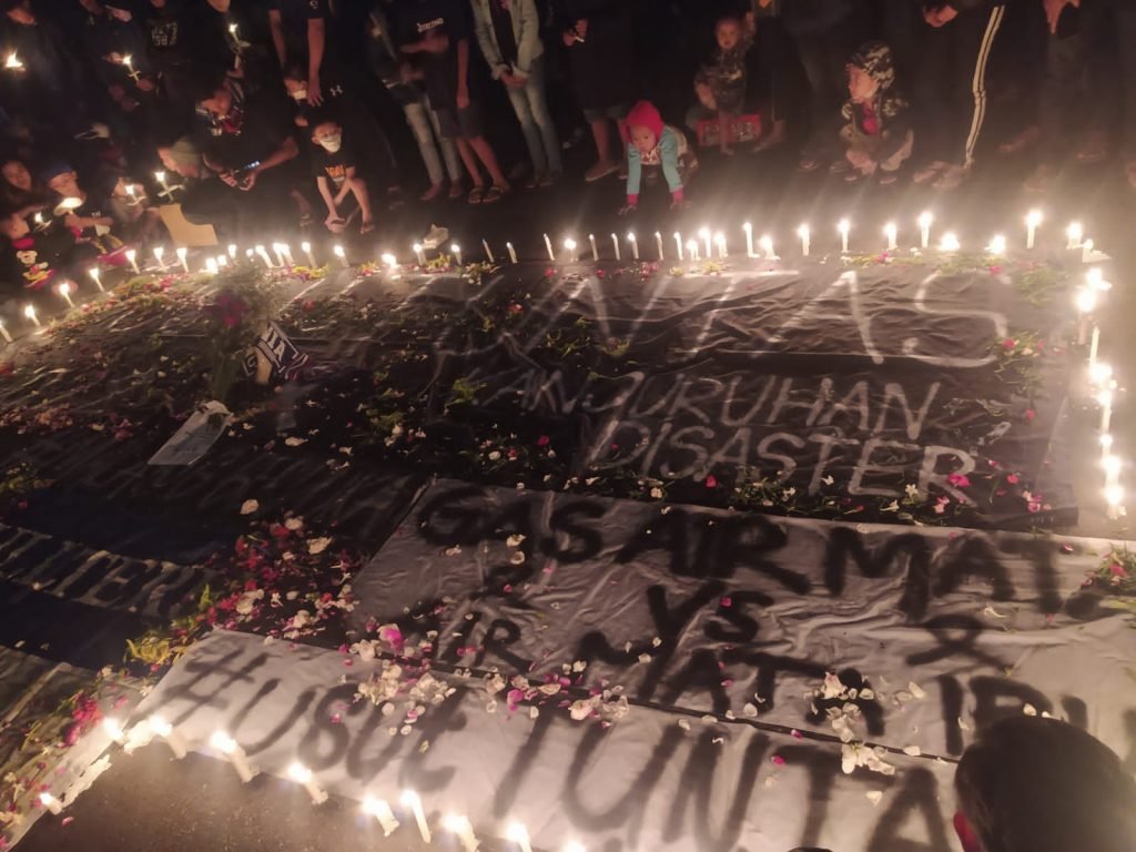 Aremania Bulan Terang Utama Gelar Doa Bersama untuk Korban Tragedi Kanjuruhan Renungan dan Doa Bersama Aremania Bulan Terang Utama untuk korban tragedi Kanjuruhan