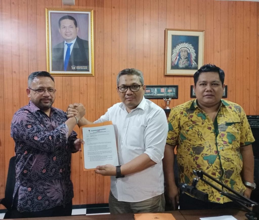 Kawal Tragedi Kanjuruhan, Tim Advokasi TATAK Serahkan Berkas Investigasi ke Komnas HAM Ketua Tim TATAK, Imam Hidayat S.H., M.H. bersama Ach Hussairi, S.H., serahkan berkas investigasi ke Komnas HAM