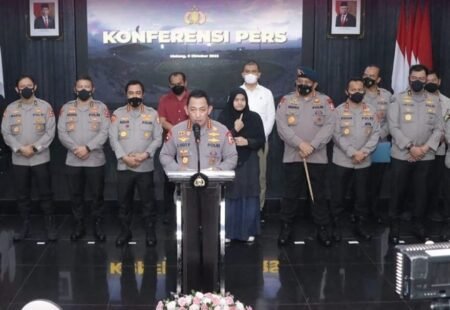 11 Gas Air Mata Ditembakkan Aparat di Tiga Titik Stadion Kanjuruhan Kapolri Jenderal Polisi Listyo Sigit Prabowo melakukan konferensi pers tragedi Kanjuruhan/ divhumaspolri
