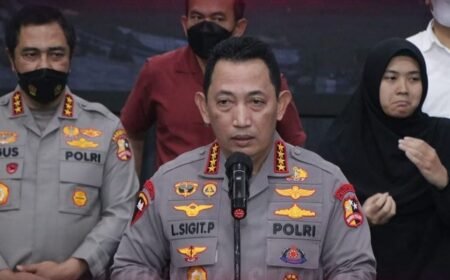 Kapolri Sebut Penyebab Pintu Terkunci di Kanjuruhan karena Ditinggal Penjaga Kapolri Jenderal Polisi Listyo Sigit Prabowo melakukan konferensi pers tragedi Kanjuruhan/ divhumaspolri