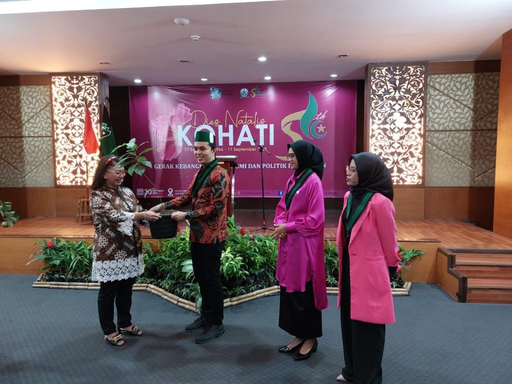 Gandeng Kemenko PMK, KOHATI PB HMI Dorong Gerakan Indonesia Hijau Kemenko PMK menyerahkan secara simbolis bibit Pohon kepada KOHATI PB HMI dan diterima oleh Ketua Umum PB HMI / Ist