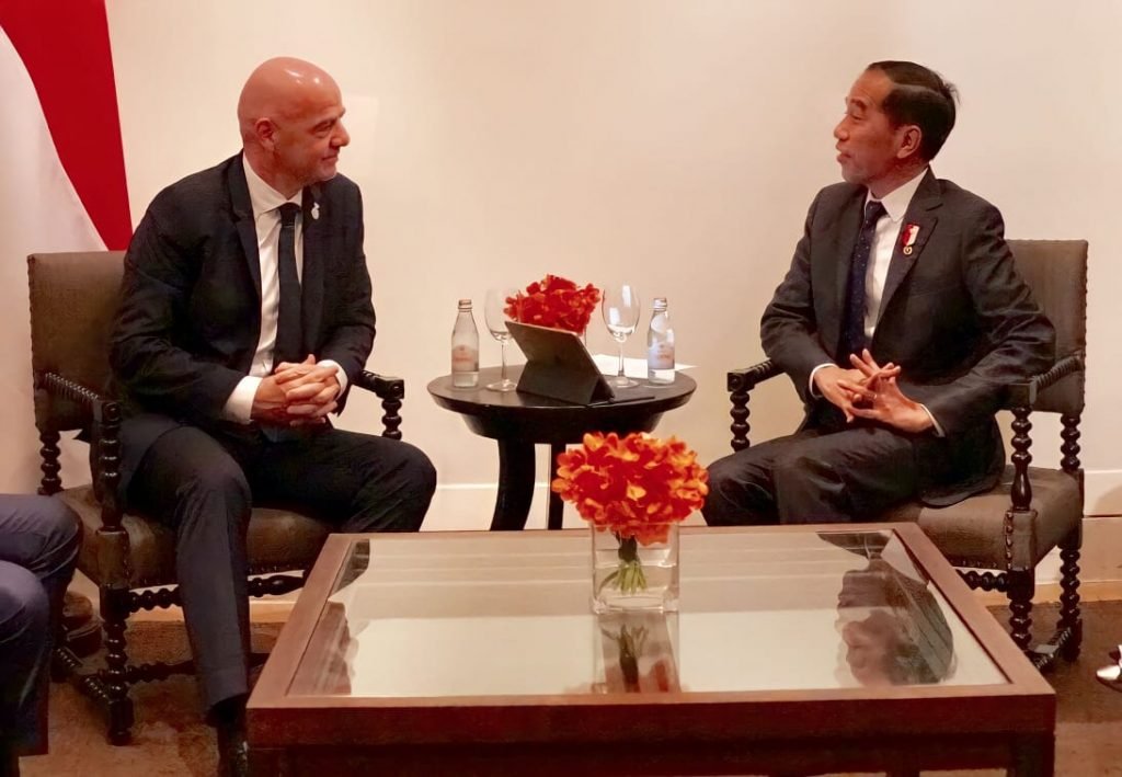 5 Rekomendasi FIFA untuk Sepakbola Indonesia Lebih Baik Presiden Joko Widodo (Jokowi) bertemu dengan Presiden FIFA, Gianni Infantino, di Hotel Grand Hyatt Erawan, Bangkok, Thailand / dok. Skretariat Presiden