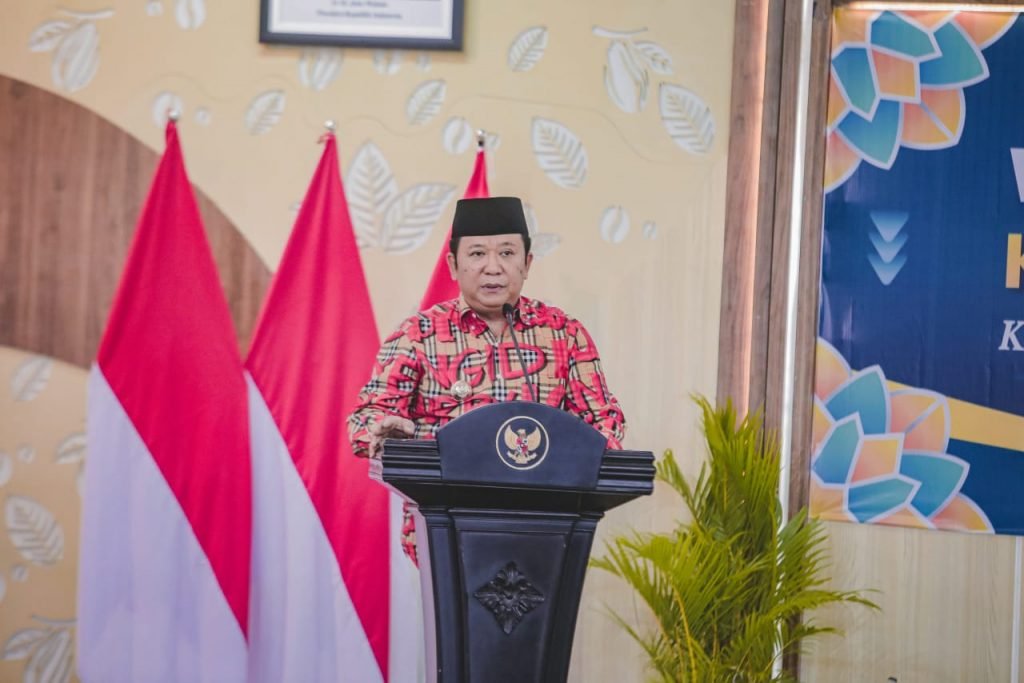 Gandeng BSI, Pemkab Jember Dorong Pengelolaan Digital Keuangan Pesantren Bupati Jember, Hendy Siswanto membuka pelatihan digitalisasi keuangan pesantren / ipf