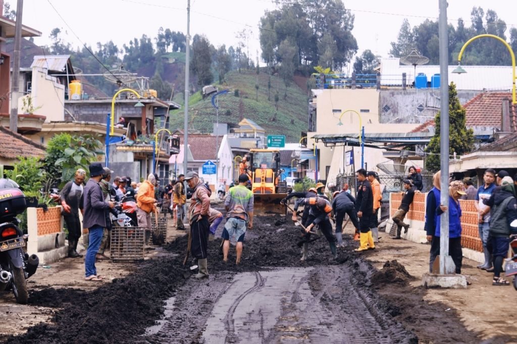 Banjir dan Longsor Ranupani, Bupati Dorong Masyarakat Terapkan Konsep Pertanian Terasering Bupati Lumajang Thoriqul Haq (Cak Thoriq) meninjau lokasi banjir bandang di Desa Ranupani, Senduro, Minggu (9/10/2022) / Kominfo-lmj/Ydc