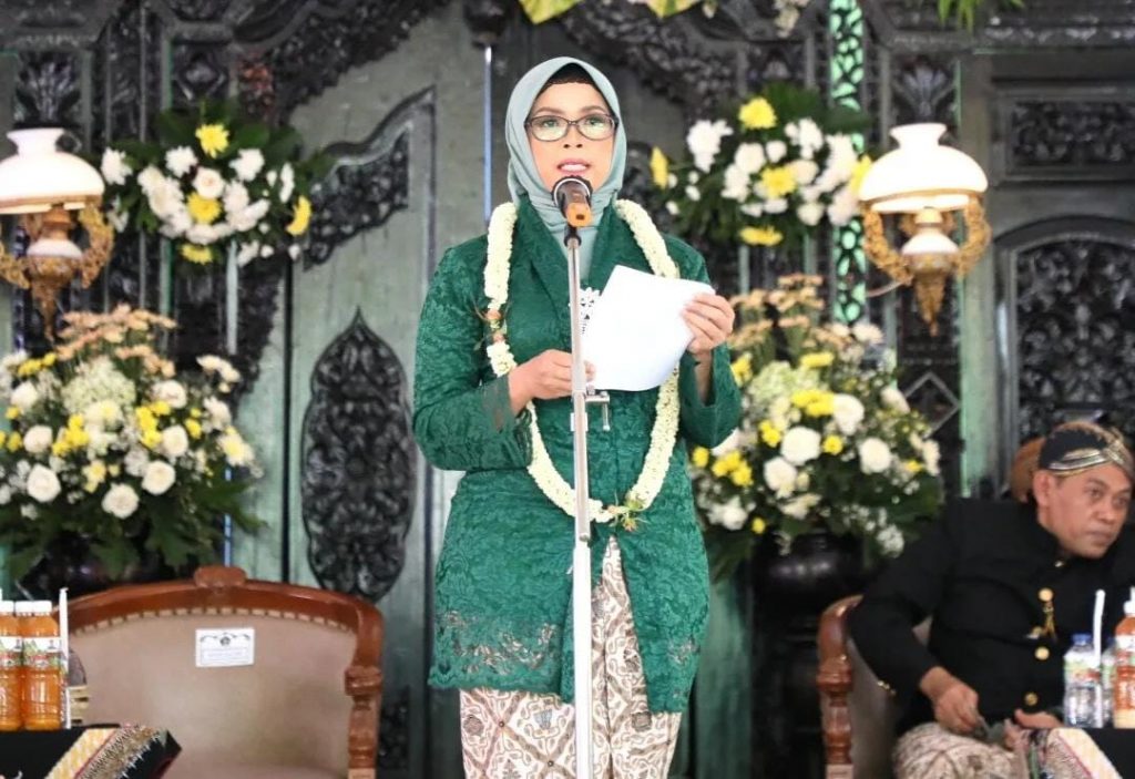 Potret Gelaran Jamasan Gong Kyai Pradah Pemkab Blitar Bupati Blitar Rini Syarifah dalam acara jamasan Gong Kyai Pradah / Prokopim