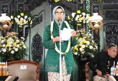 Potret Gelaran Jamasan Gong Kyai Pradah Pemkab Blitar Bupati Blitar Rini Syarifah dalam acara jamasan Gong Kyai Pradah / Prokopim