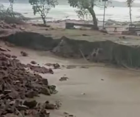 Banjir dan Longsor Terjang Kawasan Pantai Gemah Tulungagung, Akibatkan Kerusakan Kondisi Pantai Gemah usai diterjang banjir bandang / tangkapan layar