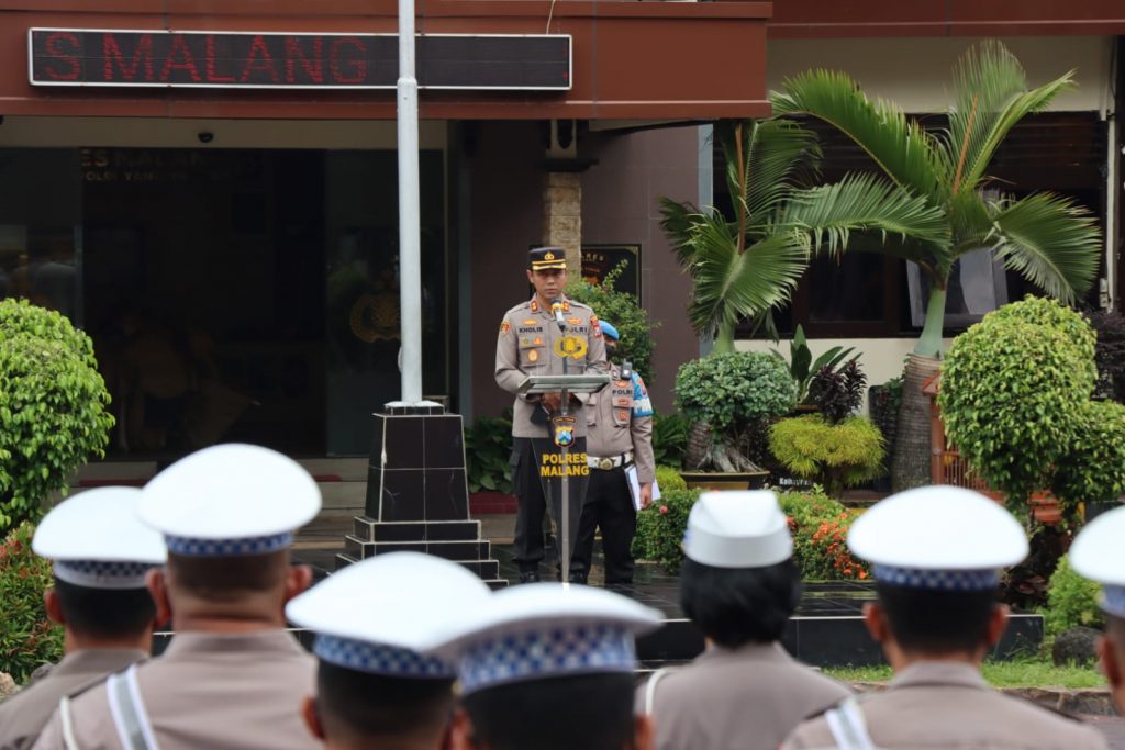 Pimpin Apel Perdana, Ini Pesan Kapolres Malang AKBP Putu Kholis Aryana AKBP Putu Kholis Aryana, S.I.K., memulai tugas perdananya dengan memimpin apel pagi di lapangan apel Satya Haprabu, Mako Polres Malang, Selasa (11/10/2022) pagi