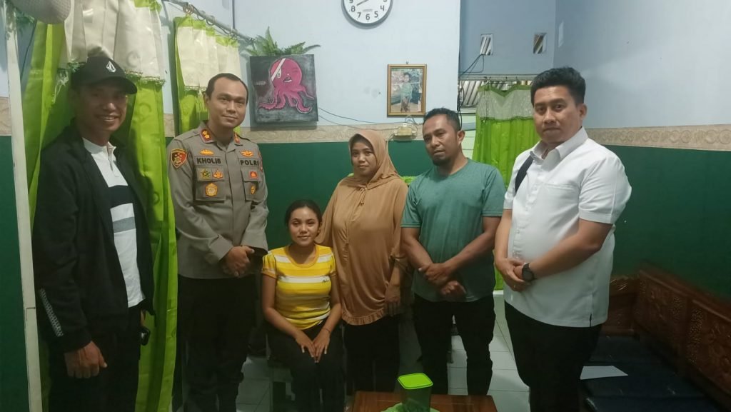 Datangi Naswa, Korban Tragedi Kanjuruhan, Kapolres Malang Berikan Bantuan Pengobatan Kapolres Malang AKBP Putu Kholis Aryana mengunjungi Naswa salah satu korban selamat Tragedi Kanjuruhan