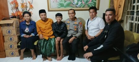 Kapolres Malang Berikan Bantuan Kepada Raffi, Korban Tragedi Kanjuruhan Kapolres Malang AKBP Putu Kholis Aryana mengunjungi Raffi salah satu korban selamat Tragedi Kanjuruhan yang mengalami iritasi mata.