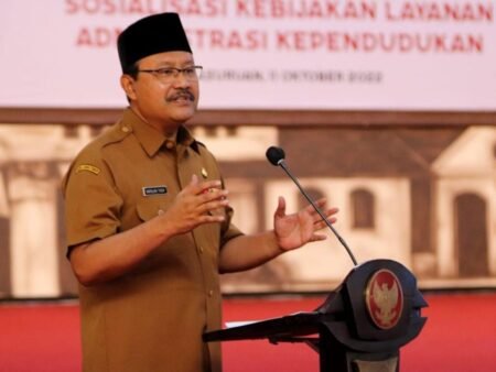 Inovasi Layanan, Pemkot Pasuruan Launching LENTERA MAKAM dan PETI KEMAS Wali Kota Pasuruan H. Saifullah Yusuf (Gus Ipul) melaunching inovasi layanan LENTERA MAKAM (Layanan Terintegrasi Administrasi Kependudukan Dengan Pemakaman) dan PETI KEMAS (Pelayanan Terintegrasi Akte Kematian dengan RSUD) / lut