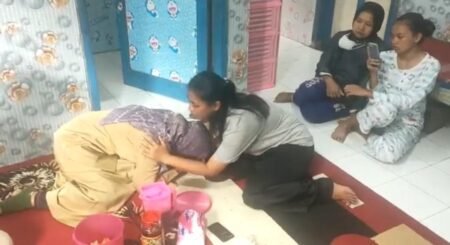 Wanita Viral Mengaku Penjual Dawet Kanjuruhan Minta Maaf Wanita penjual dawet viral soal klarifikasi tragedi Kanjuruhan akhirnya meminta maaf kepada kelurga korban meninggal / tangkapan layar video