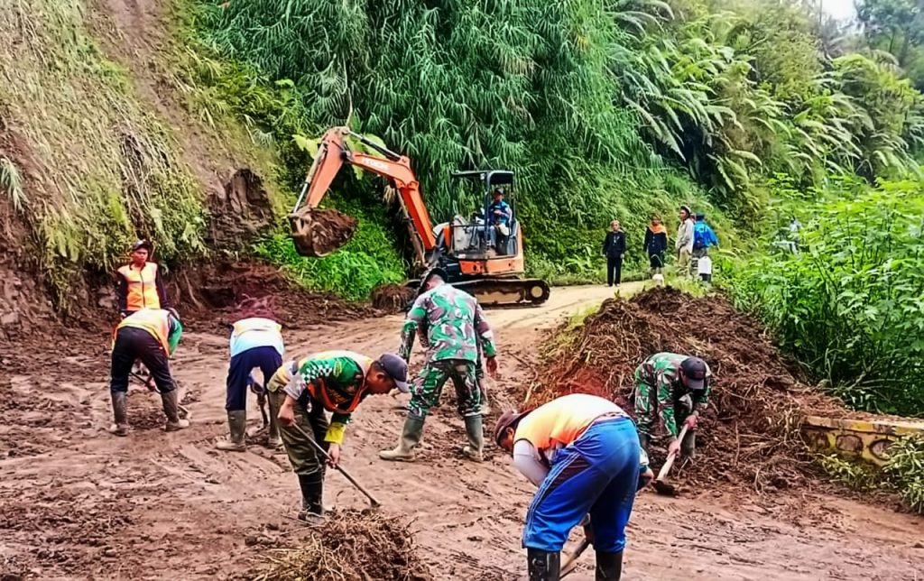 Jalur Argosari Bisa Dilewati, Warga Diminta Tetap Waspadai Potensi Longsor Kondisi akses jalan menuju wisata B29 Desa Argosari Kecamatan Senduro Kabupaten Lumajang, Jawa Timur / Kominfo-lmj/Fd