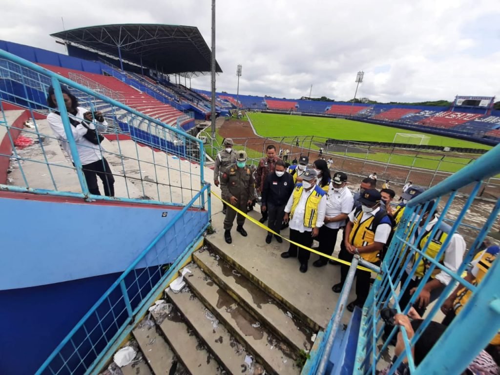 Menteri PUPR Sebut Stadion Kanjuruhan Bakal Direnovasi Total Menteri Pekerjaan Umum dan Perumahan Rakyat (PUPR), Basuki Hadimuljono saat meninjau Stadion Kanjuruhan/ prokopim/poy