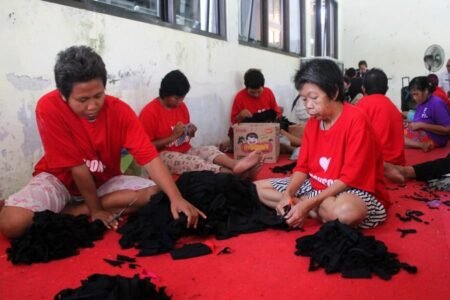 Pemkot Surabaya Latih ODGJ Liponsos Keputih Buat Handycraft Pelatihan pembuatan handycraft kepada penghuni Lingkungan Pondok Sosial (Liponsos) Keputih / dok. Pemkot Surabaya