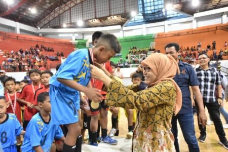Pormaskot Surabaya Jadi Ajang Pembibitan Atlet Sejak Dini Kepala Dinas Kebudayaan, Kepemudaan dan Olahraga serta Pariwisata Kota Surabaya Wiwiek Widayati menyerahkan medali pada pemenang ajang Pormaskot / dok. Pemkot Surabaya