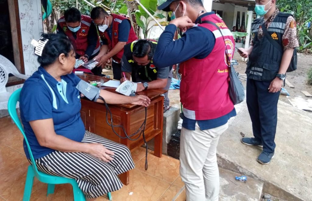 Tim Dokkes Polres Malang Gelar Baksos Kesehatan Bagi Korban Terdampak Banjir Kepolisian Resor Malang (Polres Malang) menggelar bakti sosial berupa pemeriksaan kesehatan dan pengobatan bagi korban terdampak bencana alam banjir di Dusun Rowotrate / dok. Polres Malang