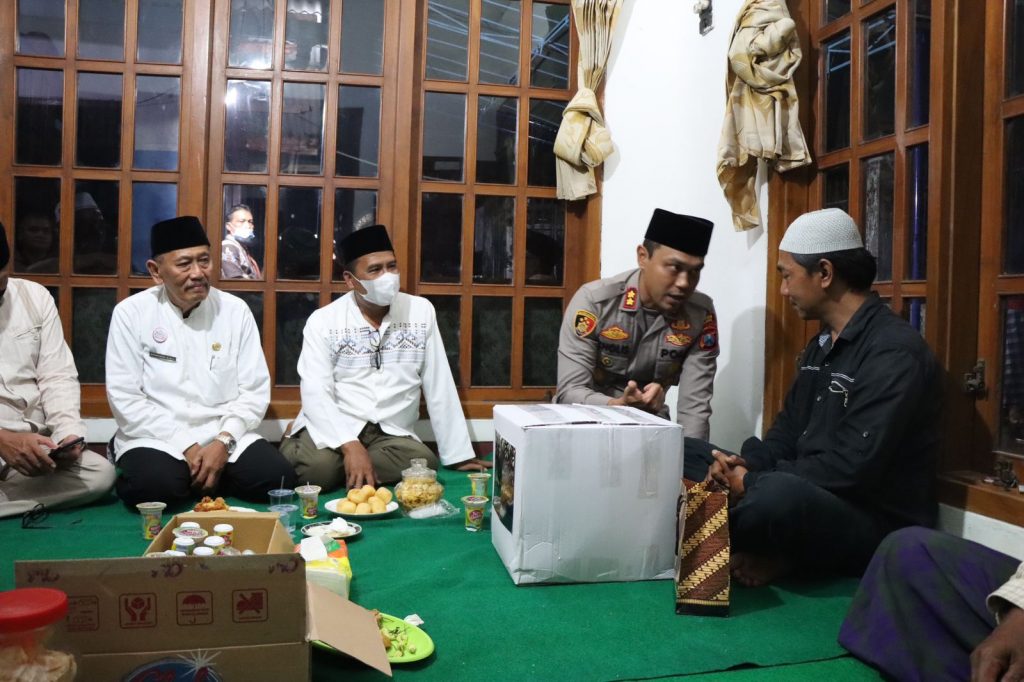Kapolres Malang Takziah ke Rumah Korban Tragedi Kanjuruhan Kapolres Malang AKBP Putu Kholis Aryana takziah ke rumah salah korban tragedi Kanjuruhan / dok. Polres Malang