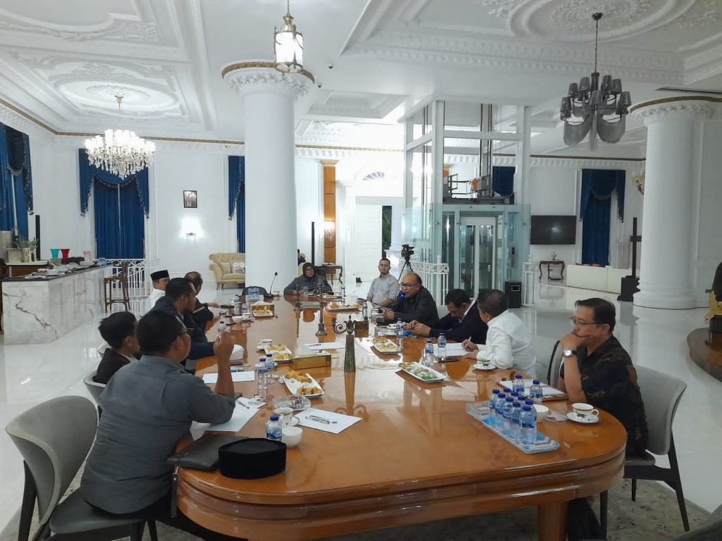 Pasca Tragedi Kanjuruhan, Al Hasanah Inisiasi Pengajian Bangkitkan Warga Malang Founder Yayasan Masjid Al Hassanah Najib Salam Attamimi memimpin rapat persiapan kegiatan Doa Bersama untuk korban tragedi Kanjuruhan (18/10)