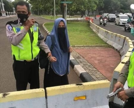 Coba Terobos Istina, Wanita Bersenjata Api Diamankan Polisi Seorang wanita bersenjata diamankan polisi usai berusaha menorobos pintu masuk Istana Merdeka / Istimewa