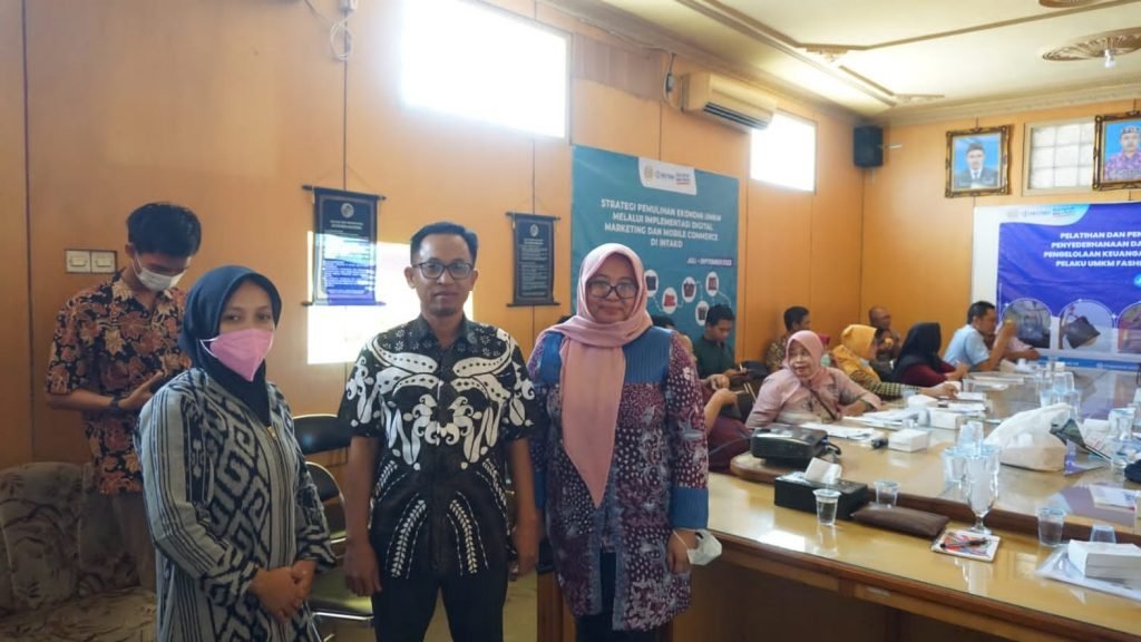 Tim PKM UNESA Lakukan Pengabdian Masyarakat di Intako Tanggulangin Sidoarjo Tim PKM UNESA yang dipimpin oleh Ibu Riska Dhenabayu, S.Kom.,M.M. memberikan pelatihan kepada para pelaku UMKM koperasi INTAKO / Istimewa