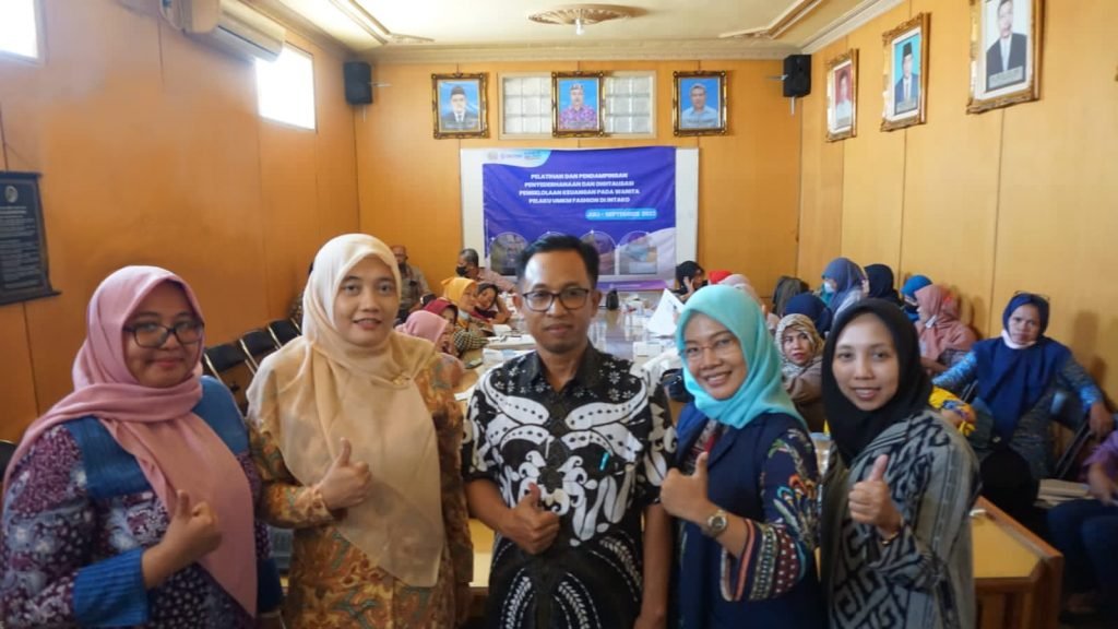 UMKM INAKO Peroleh Pelatihan dari TIM PKM UNESA, Percepatan Pemulihan Ekonomi Tim PKM UNESA yang dipimpin oleh Ibu Riska Dhenabayu, S.Kom.,M.M. memberikan pelatihan kepada para pelaku UMKM koperasi INTAKO / Istimewa