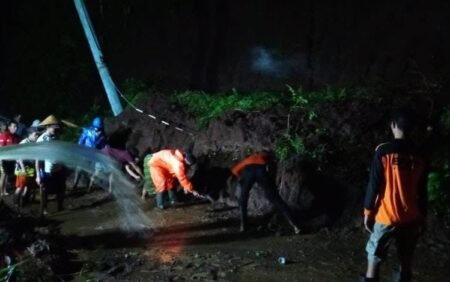 Akibat Hujan Lebat, Banjir dan Longsor Terjang Sejumlah Desa di Jember BPBD Jember bersama relawan dan warga membersihkan material longsor / Antara