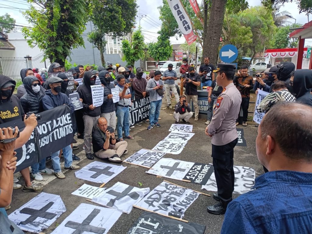 Temui Aremania, Kapolres Malang Sampaikan Permohonan Maaf AKBP Putu Kholis Aryana saat menemui Aremania dalam aksi damai usut tuntas tragedi kanjuruhan / Istimewa