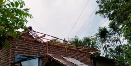 Ratusan Rumah Warga Sukorejo Rusak Dihantam Angin Puting Beliung Rumah warga rusak akibat angin puting beliung/ Emil