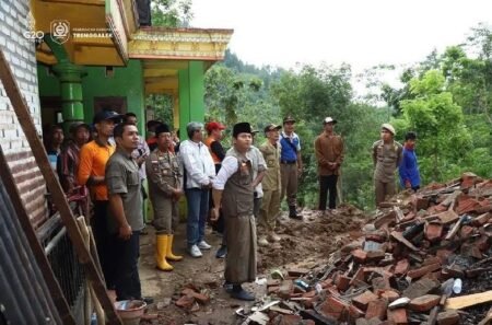 Resiko Longsor, Pemkab Trenggalek Akan Bangun Sabuk Air di Perbukitan Desa Sumurup Bupati Trenggalek saat meninjau lokasi longsor / dok. Pemkab Trenggalek