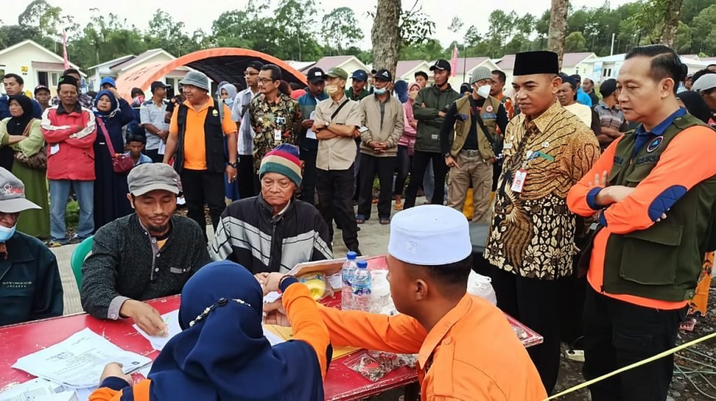 264 KK Penyintas Bencana Erupsi Semeru Terima Kunci Hunian Relokasi Penyintas Bencana Alam Erupsi Gunung Semeru menerima kunci hunian relokasi tahap 5 di Kawasan Relokasi Desa Sumbermujur / Kominfo-lmj/Fd
